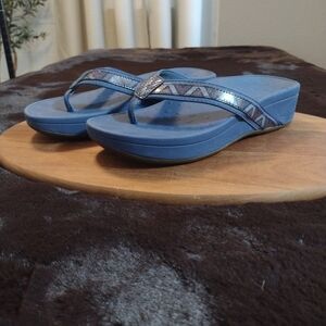 Vionic High Tide II Platform Sandal Women 7 Flip Flop Blue w Geometric Pattern